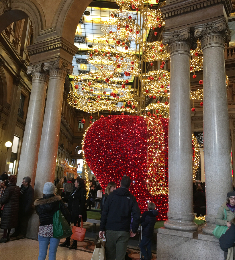 Addobbi natalizi della Galleria Colonna, sul Corso.